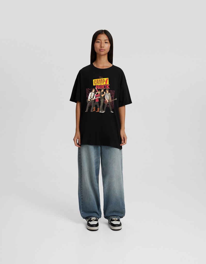 T-shirt Camp Rock manga curta oversize estampado-Preto-4