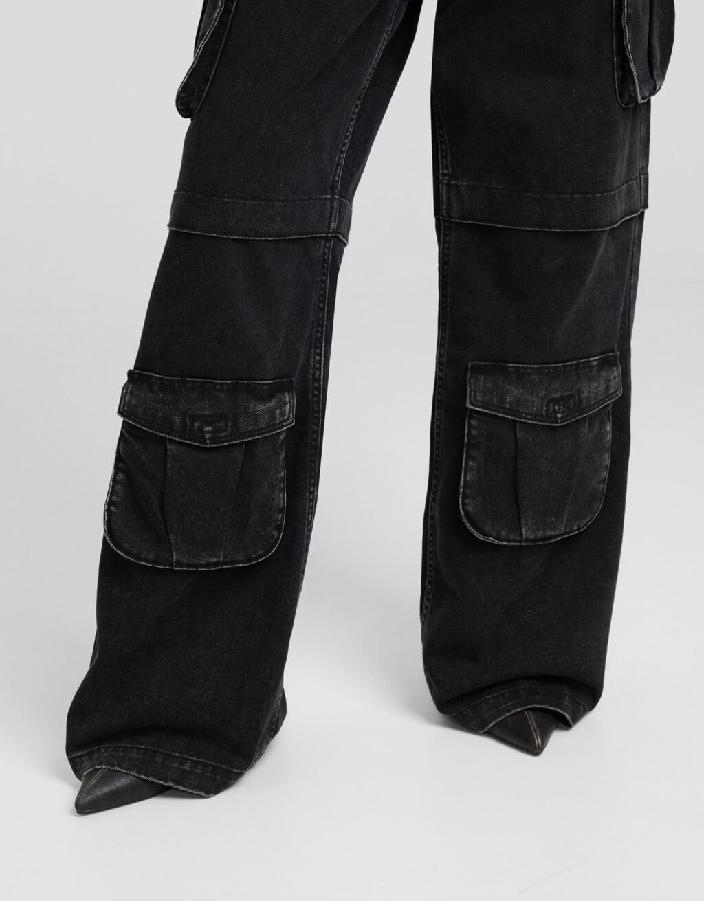 Multi-pocket cargo jeans - Women | Bershka