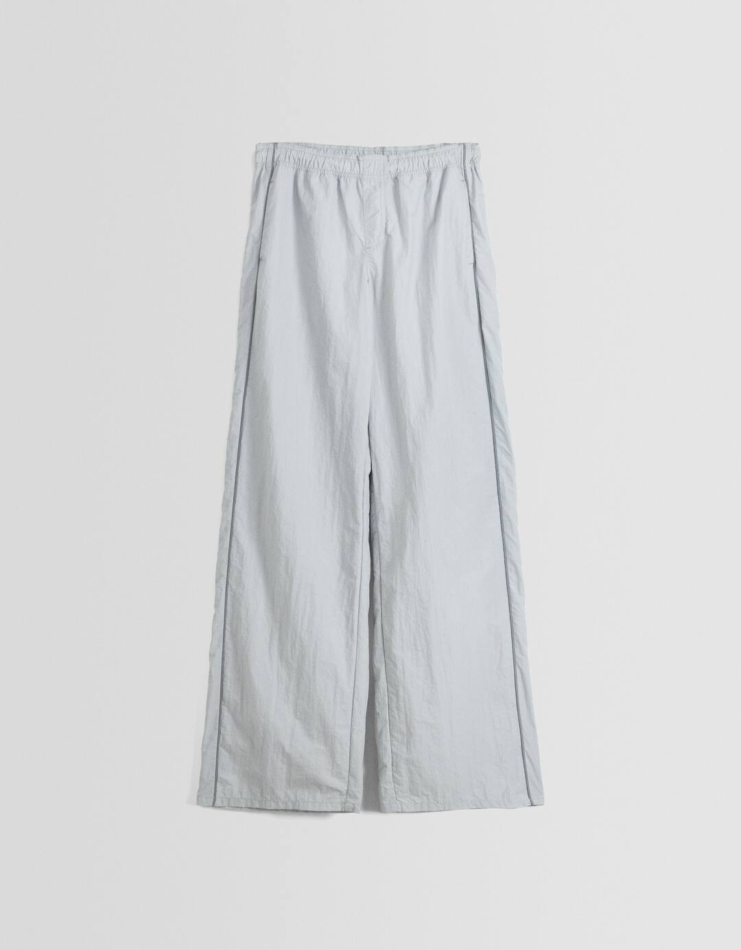 Pantalón wide leg nylon detalle