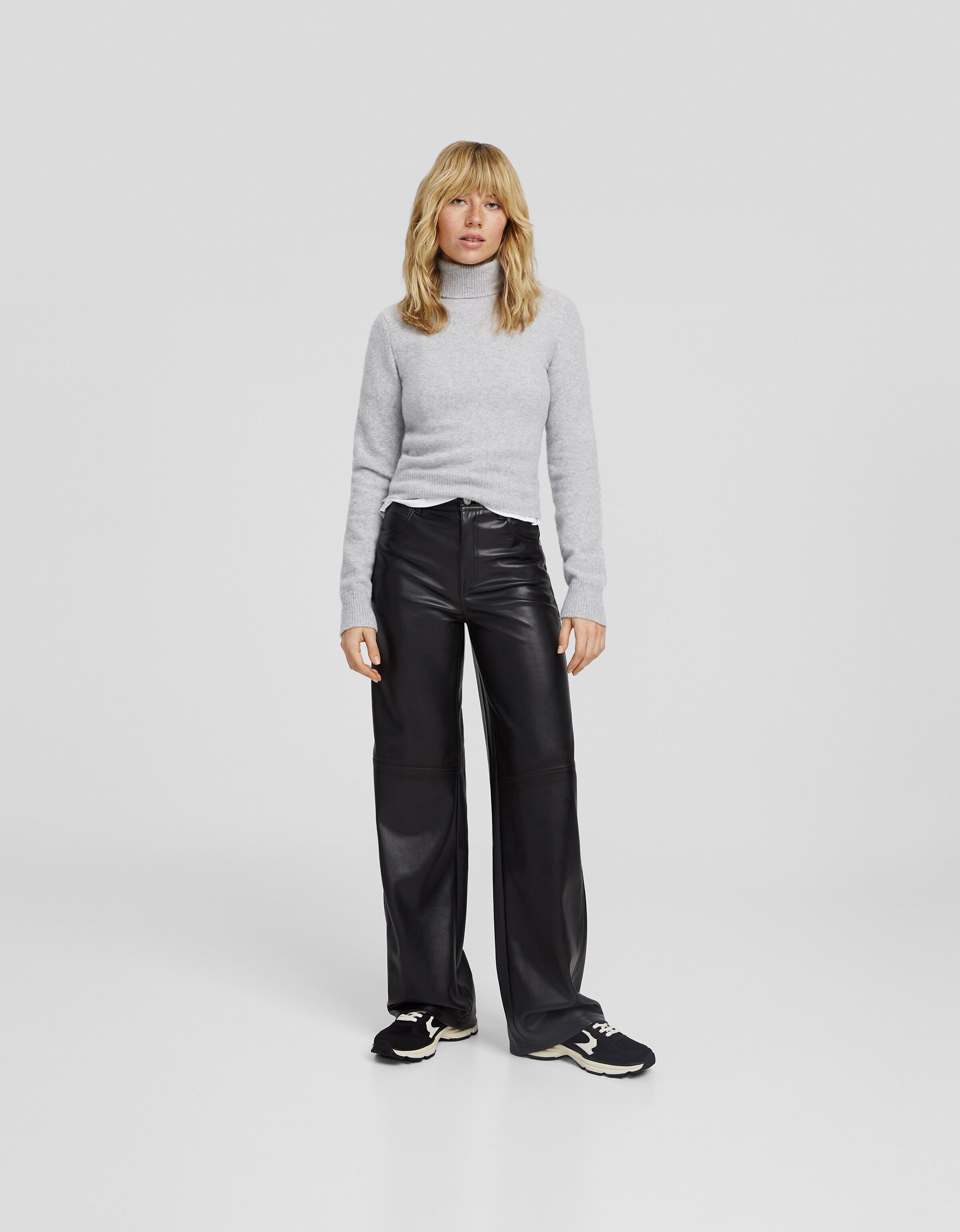 Pantal n straight efecto piel Mujer Bershka