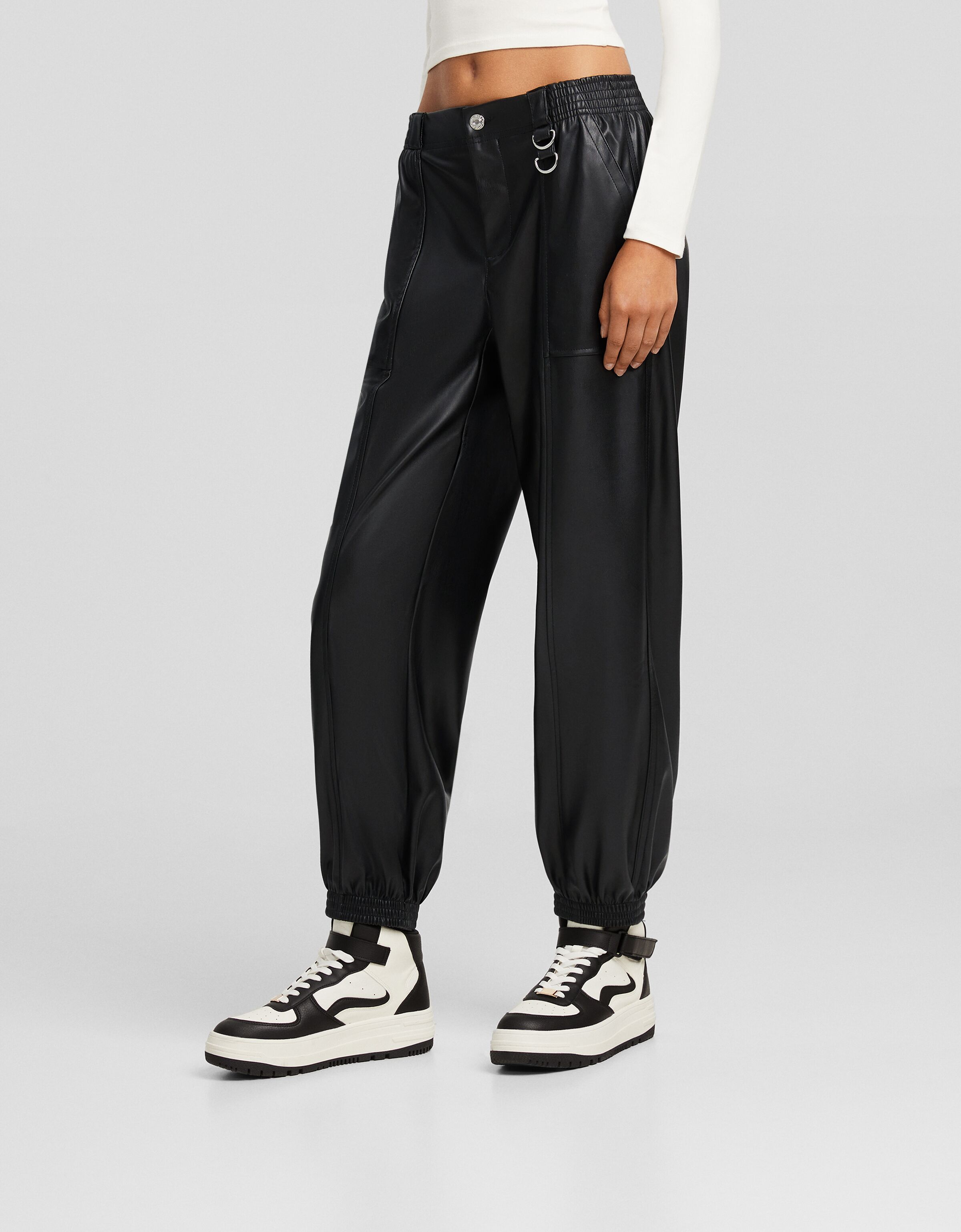 Pantal n jogger efecto piel Mujer Bershka