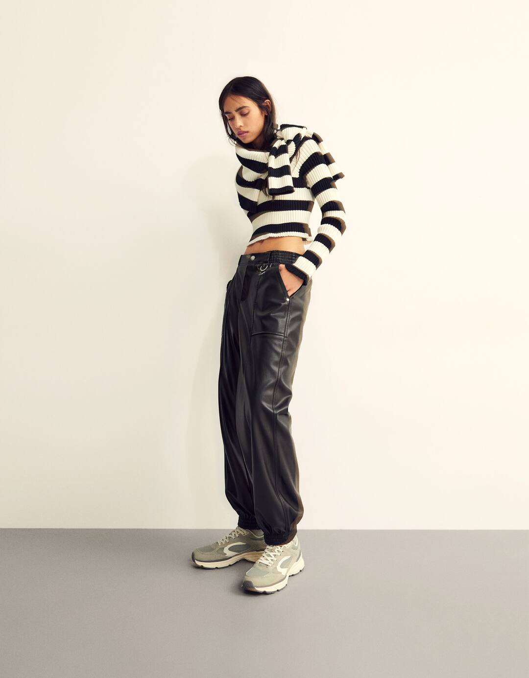 Pantalón jogger efecto piel