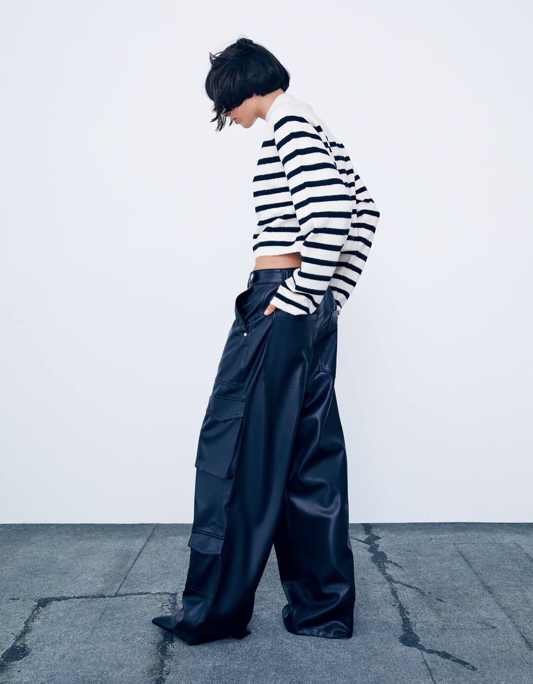 Pantalón cargo multibolsillos efecto piel