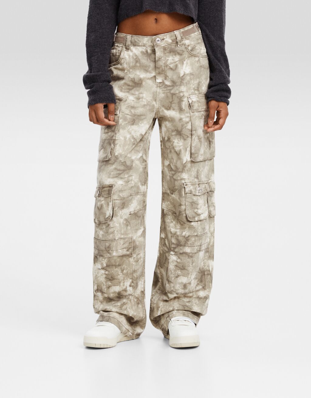 Multi-pocket twill cargo printed trousers