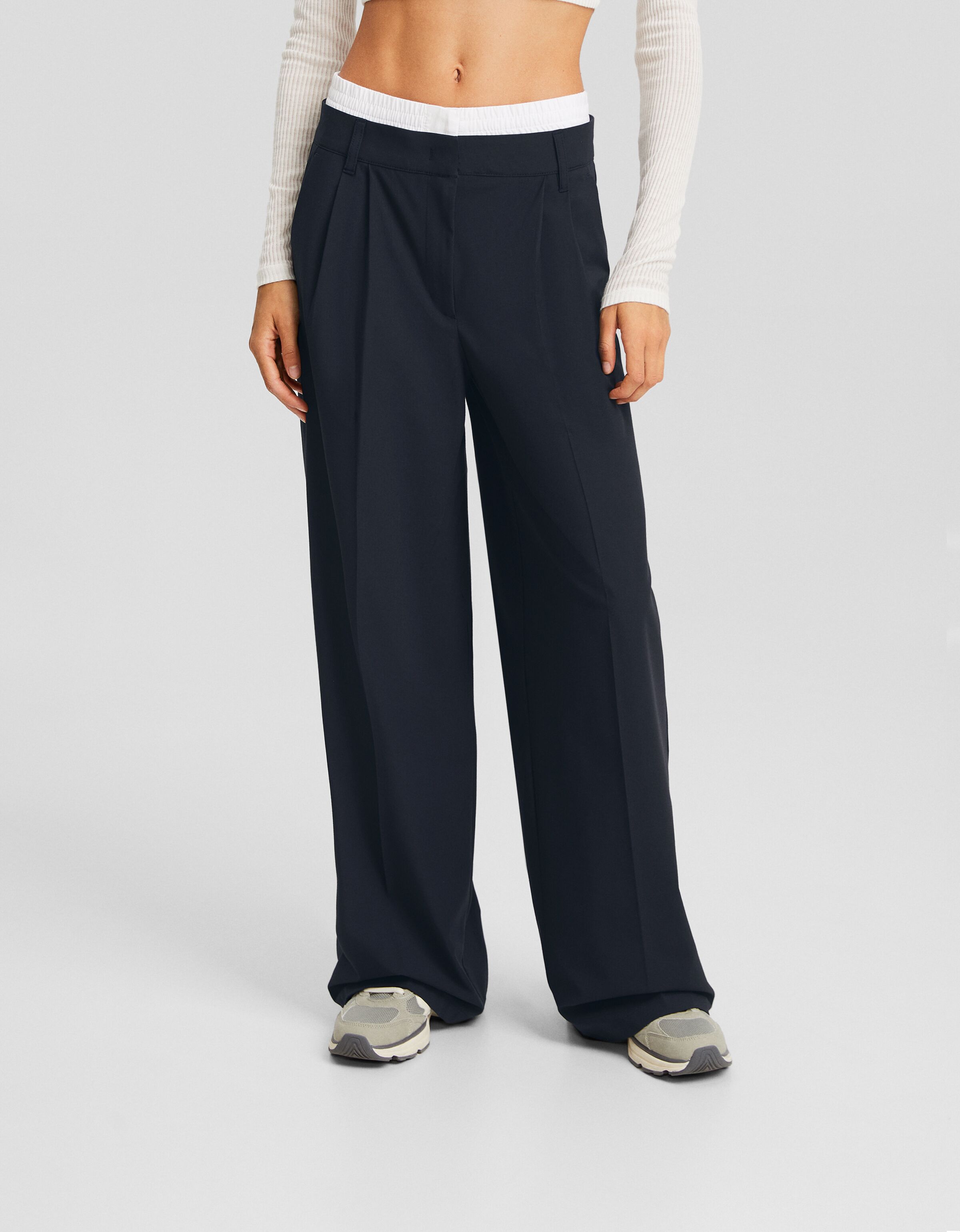 Wide-leg linen blend trousers with gathered waist - Trousers - Women |  Bershka