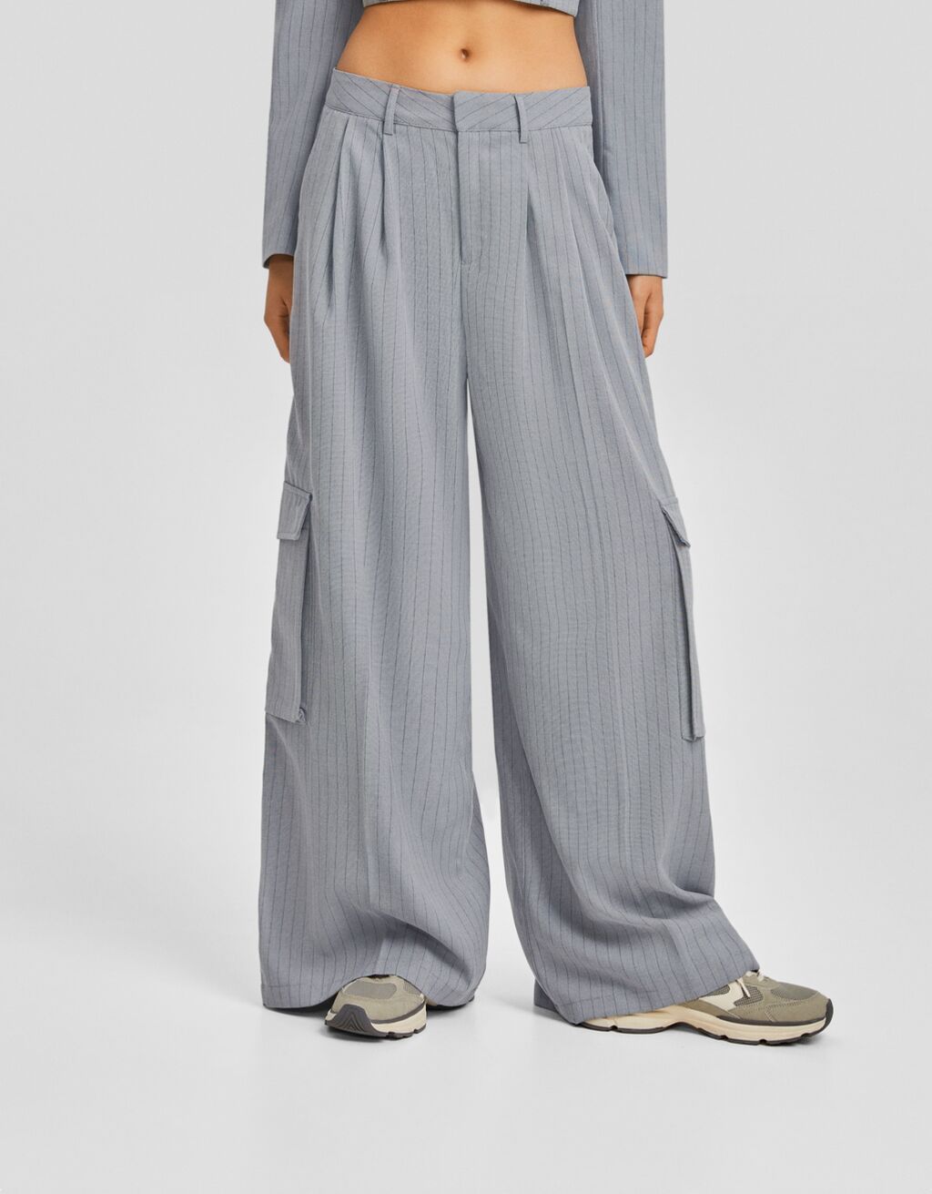 Tailored wide-leg pinstripe cargo trousers - Women | Bershka