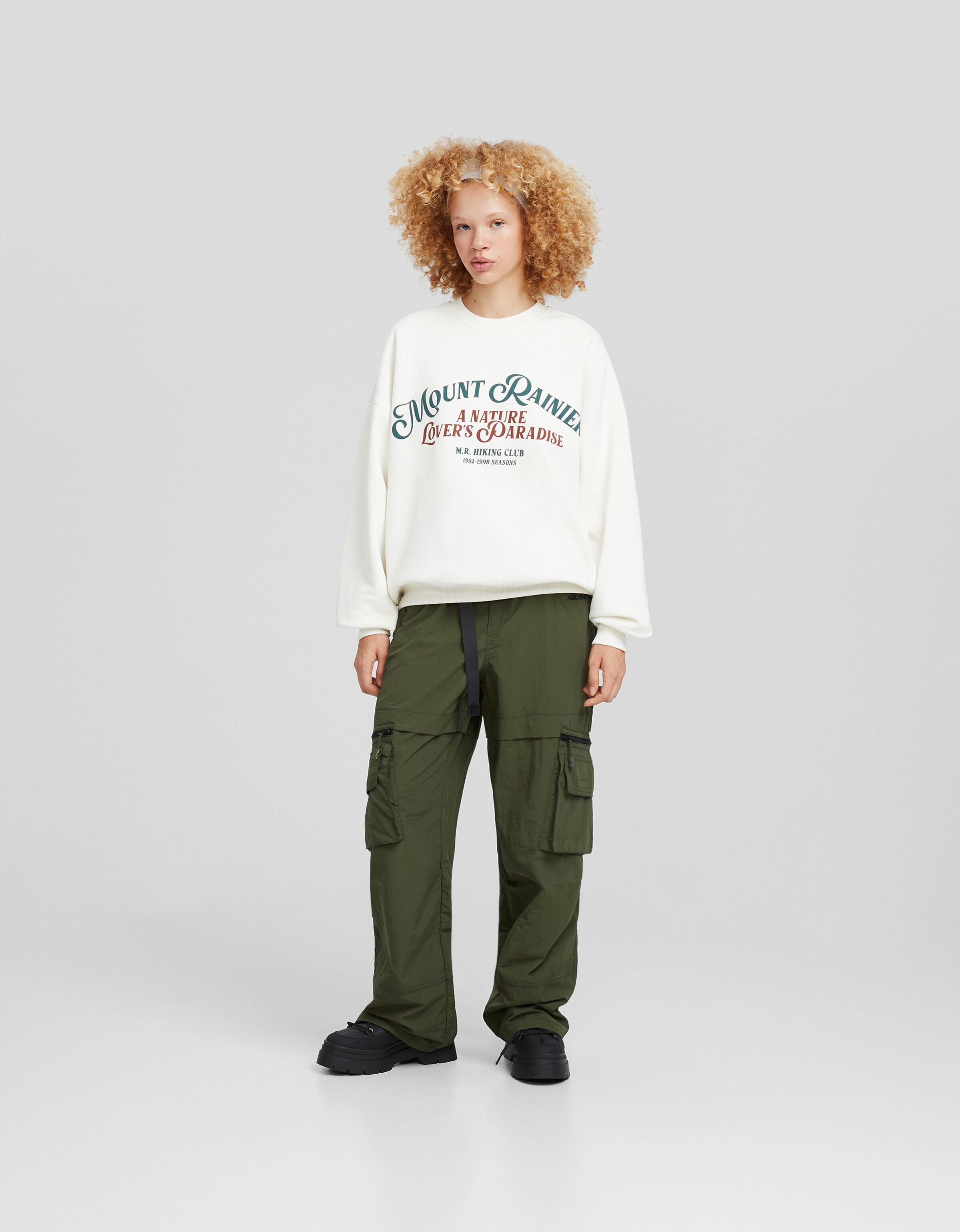 Pantaloni cargo hotsell militari bershka