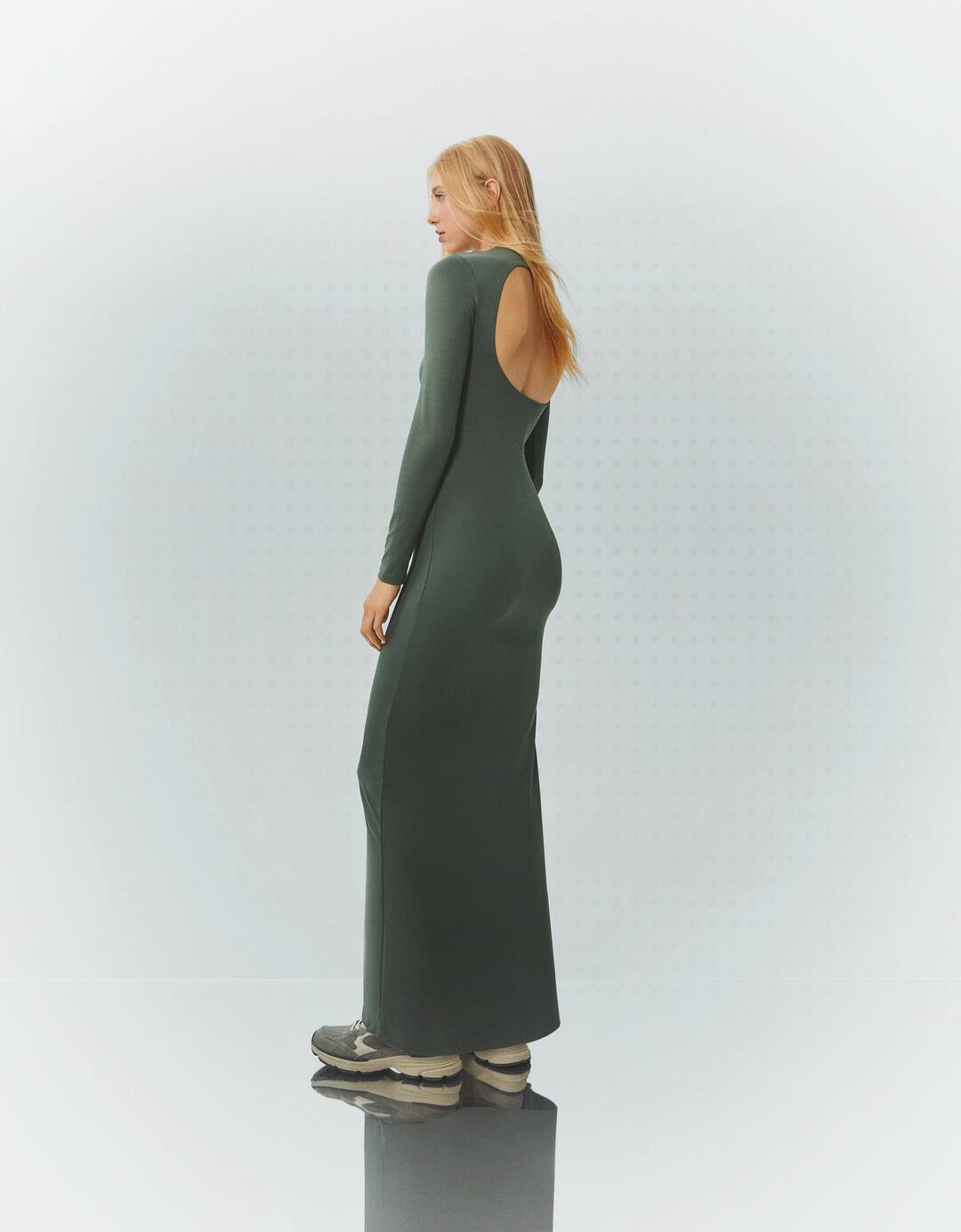 Long dress with an open back and long sleeves