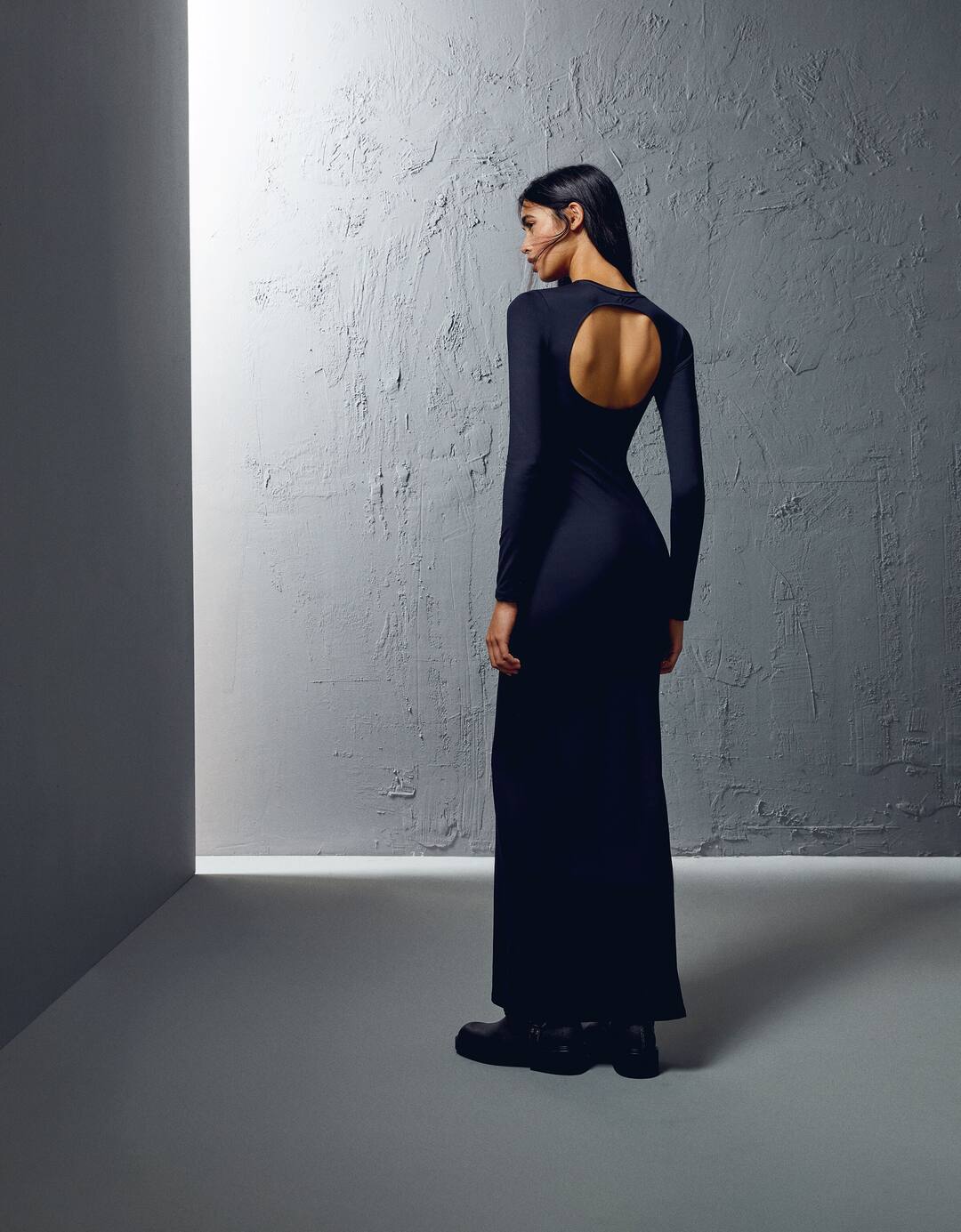 Long dress with an open back and long sleeves