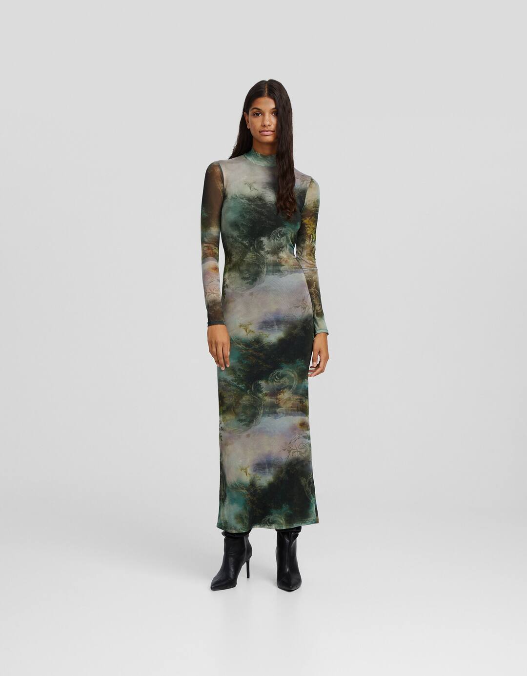 Long printed dress with long sleeves