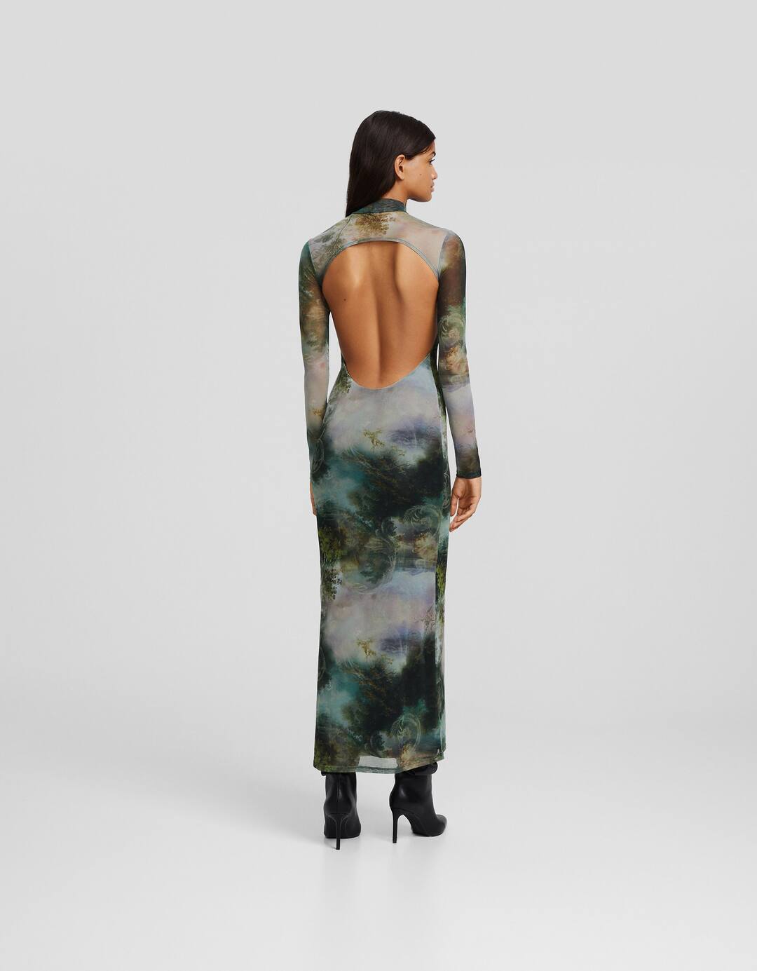 Long printed dress with long sleeves
