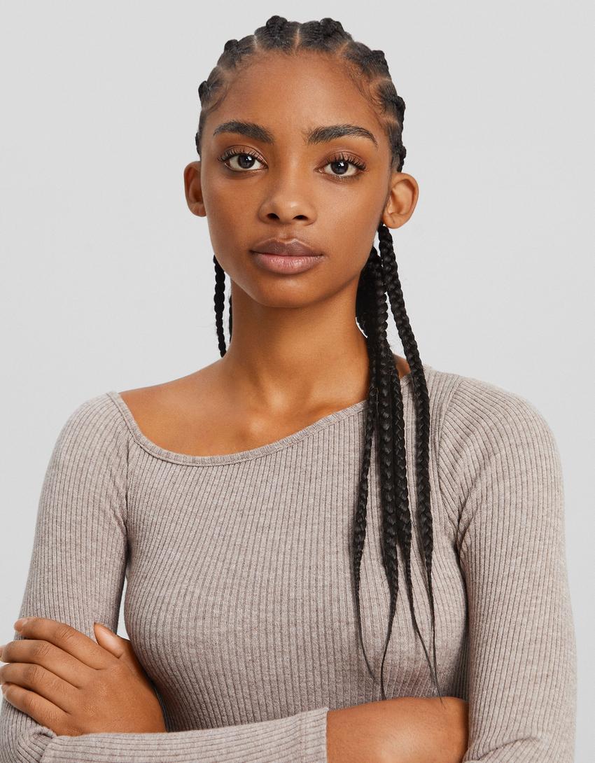 فستان قصير محاك بأكمام طويلة وفتحة عنق غير متماثلة-بيج-3