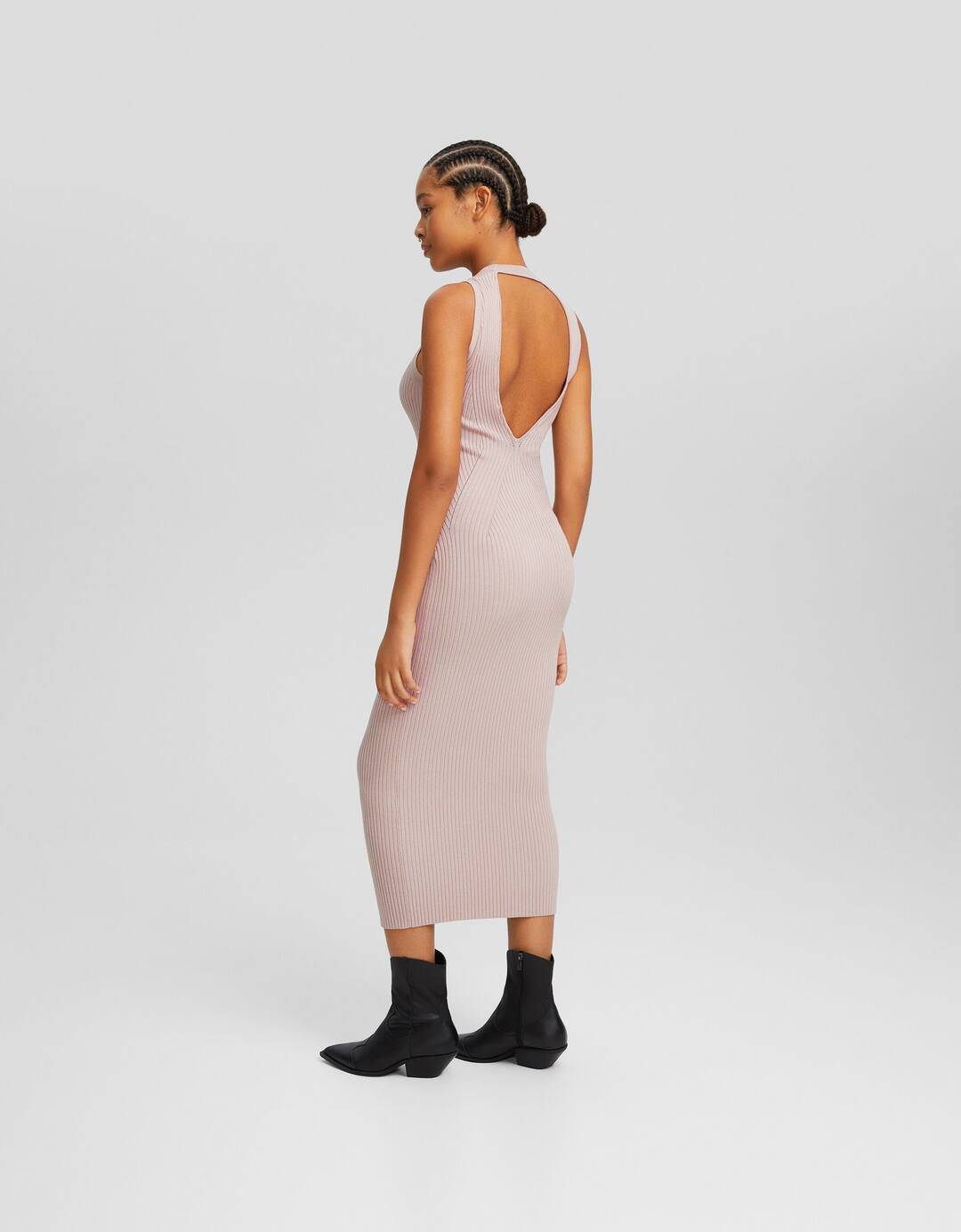 Трикотажна сукня середньої довжини в рубчик із відкритою спиною