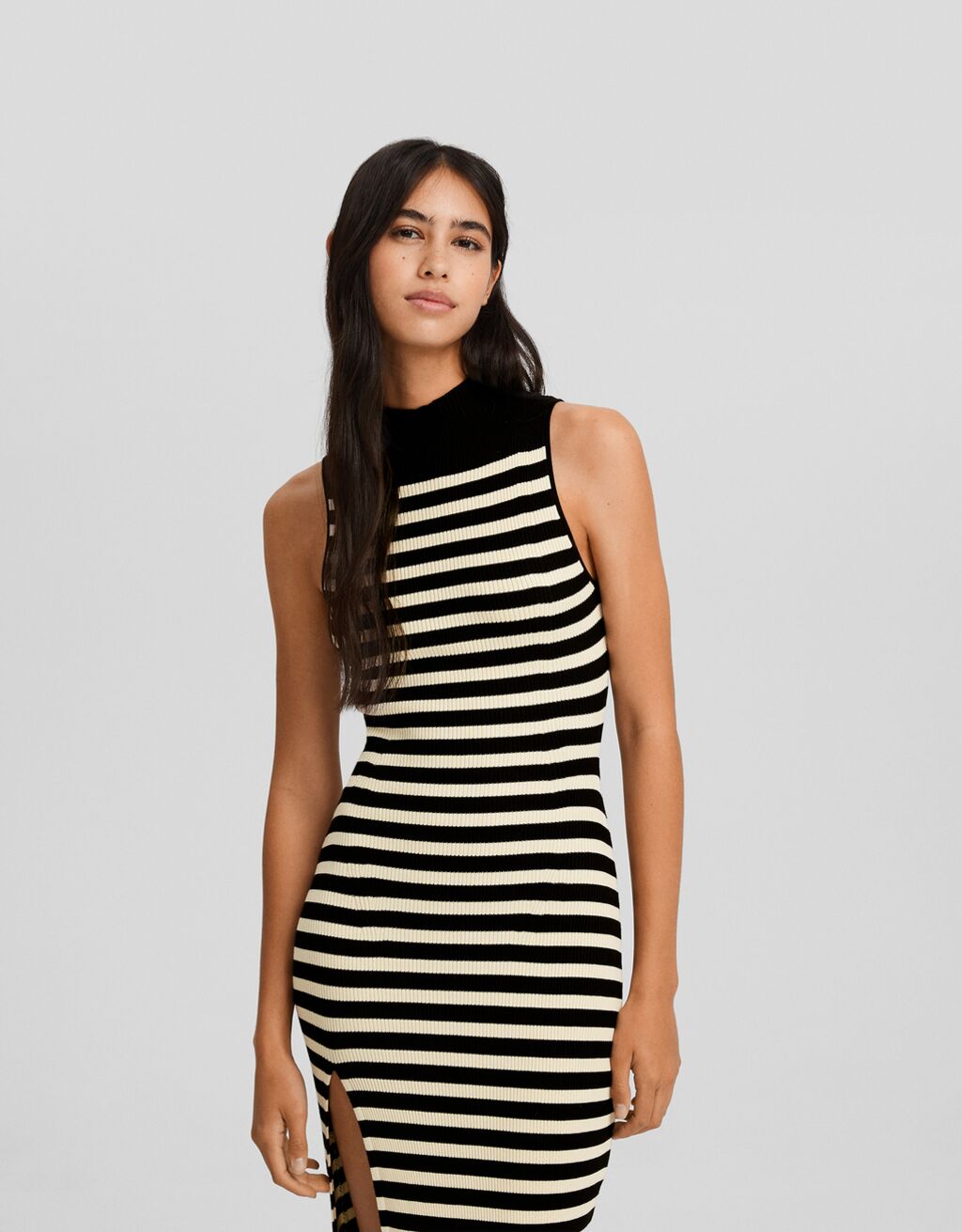 Robe midi sans manches col montant en maille Femme Bershka