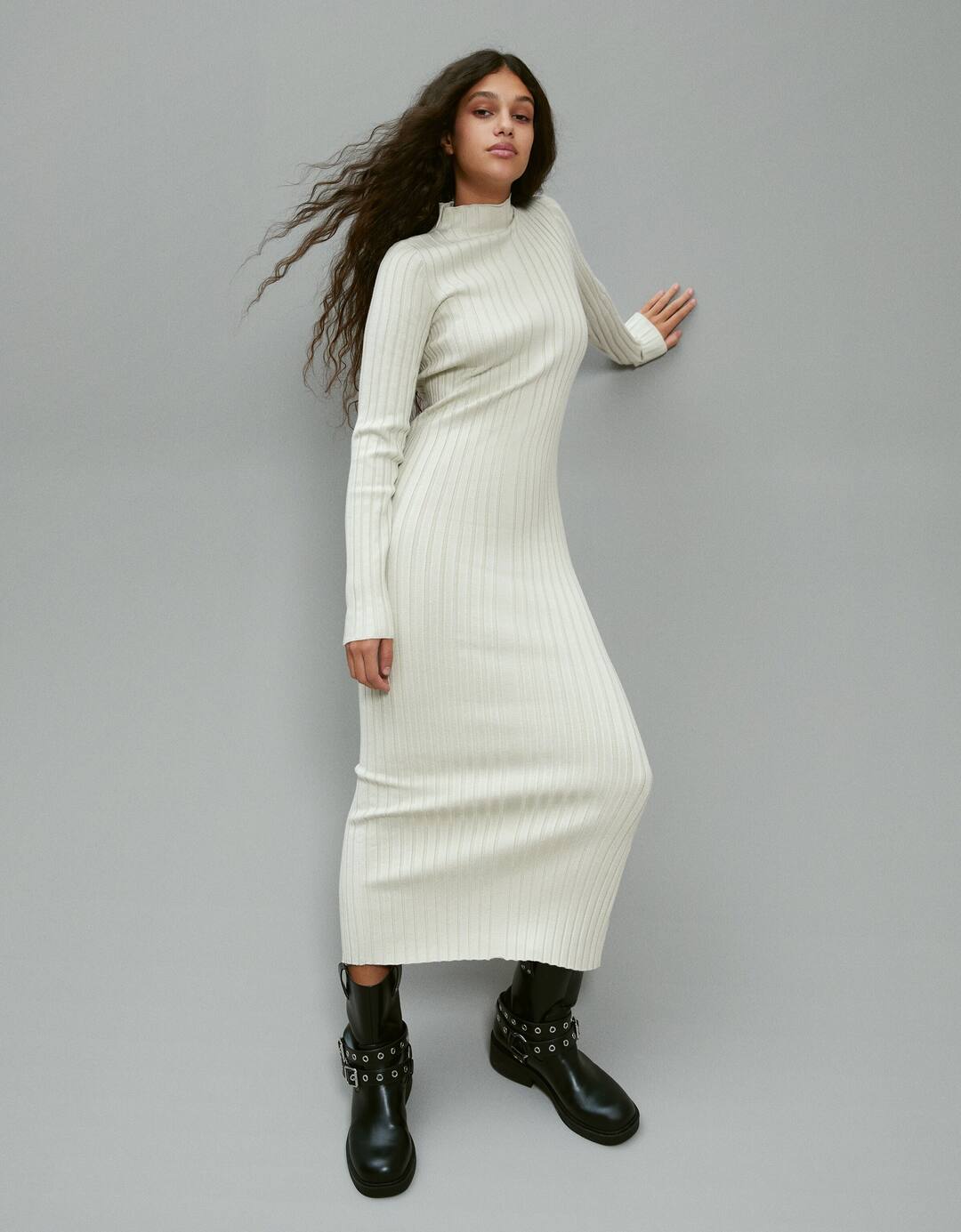 Трикотажна сукня середньої довжини в рубчик із високим коміром