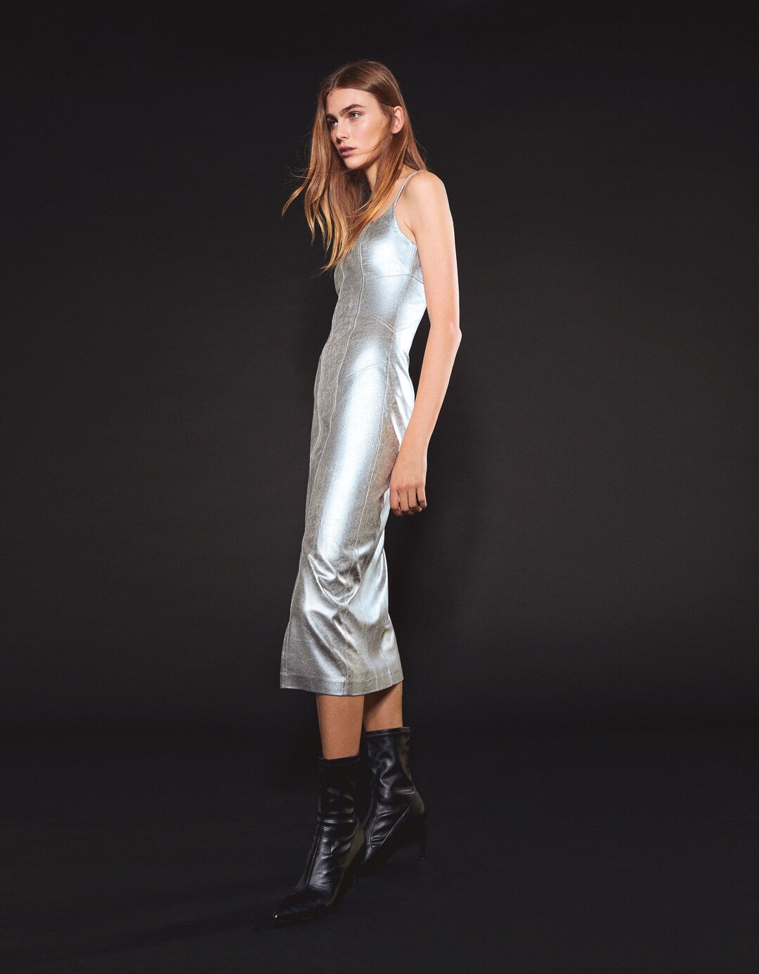 Metaliczna sukienka średniej długości na ramiączkach z suwakiem