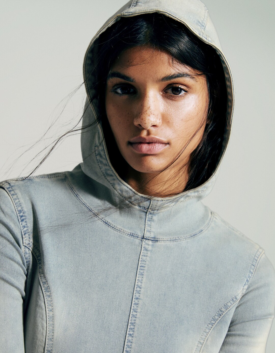 Lange denim tricot jurk met capuchon