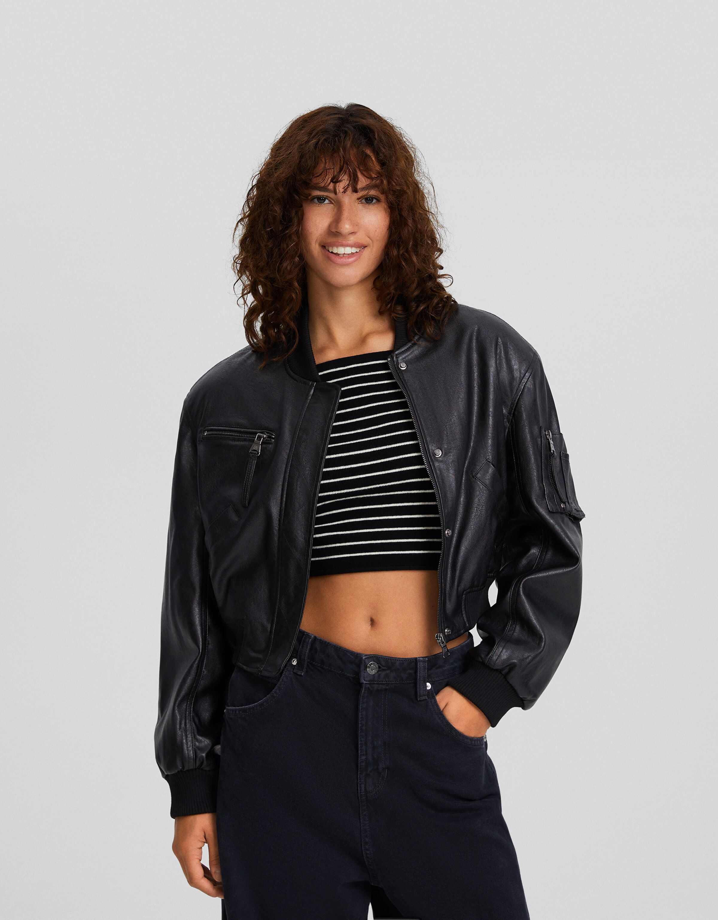 Cazadora bomber efecto piel Mujer Bershka