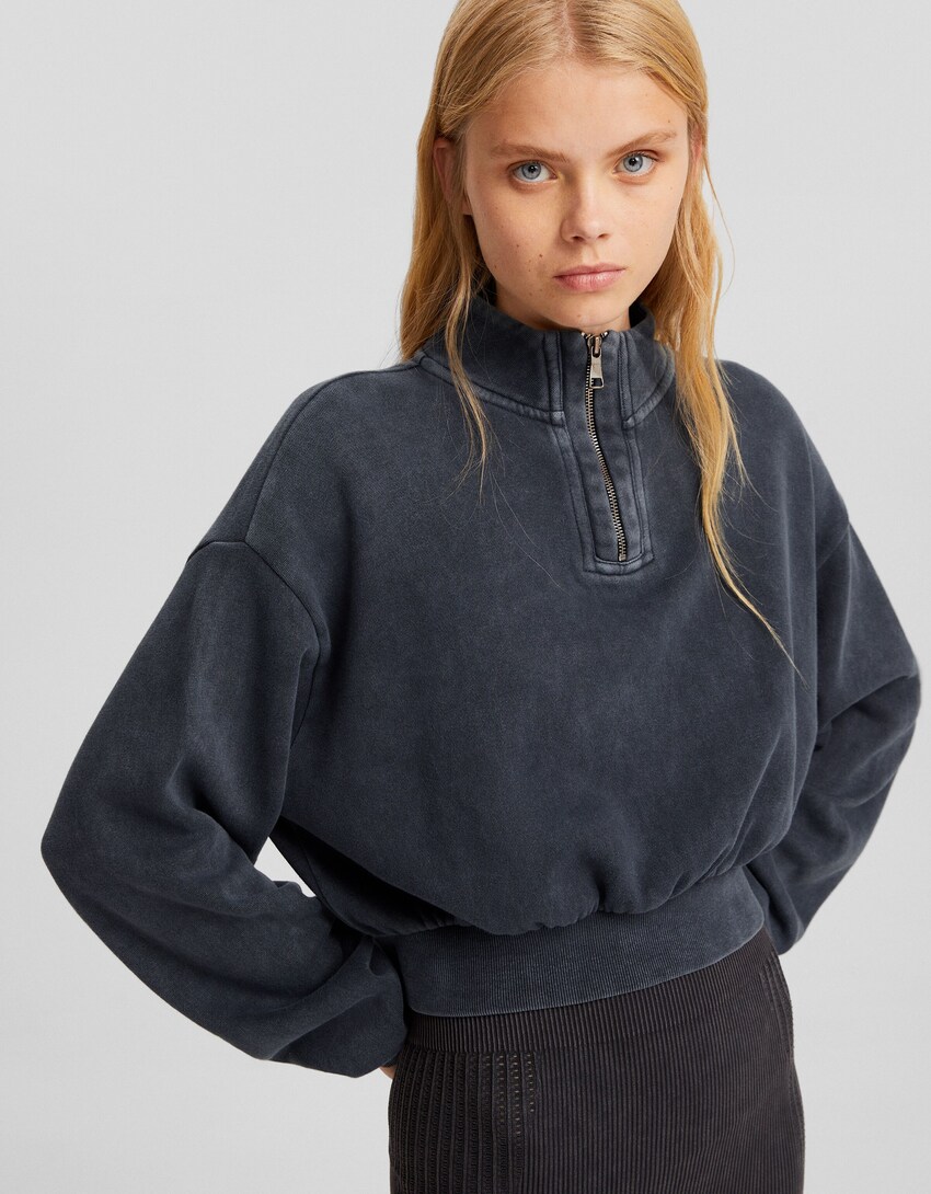 Sweatshirt cropped com efeito de lavagem-Cinzento-escuro-2