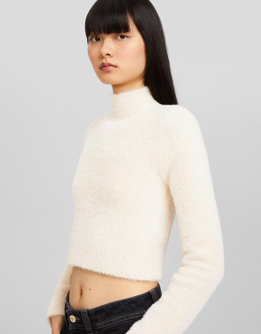 סוודר דמוי פרווה עם צווארון גבוה-חול-2