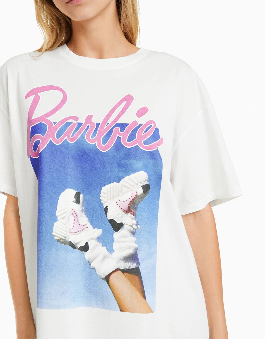 T-shirt Barbie manga curta oversize estampado