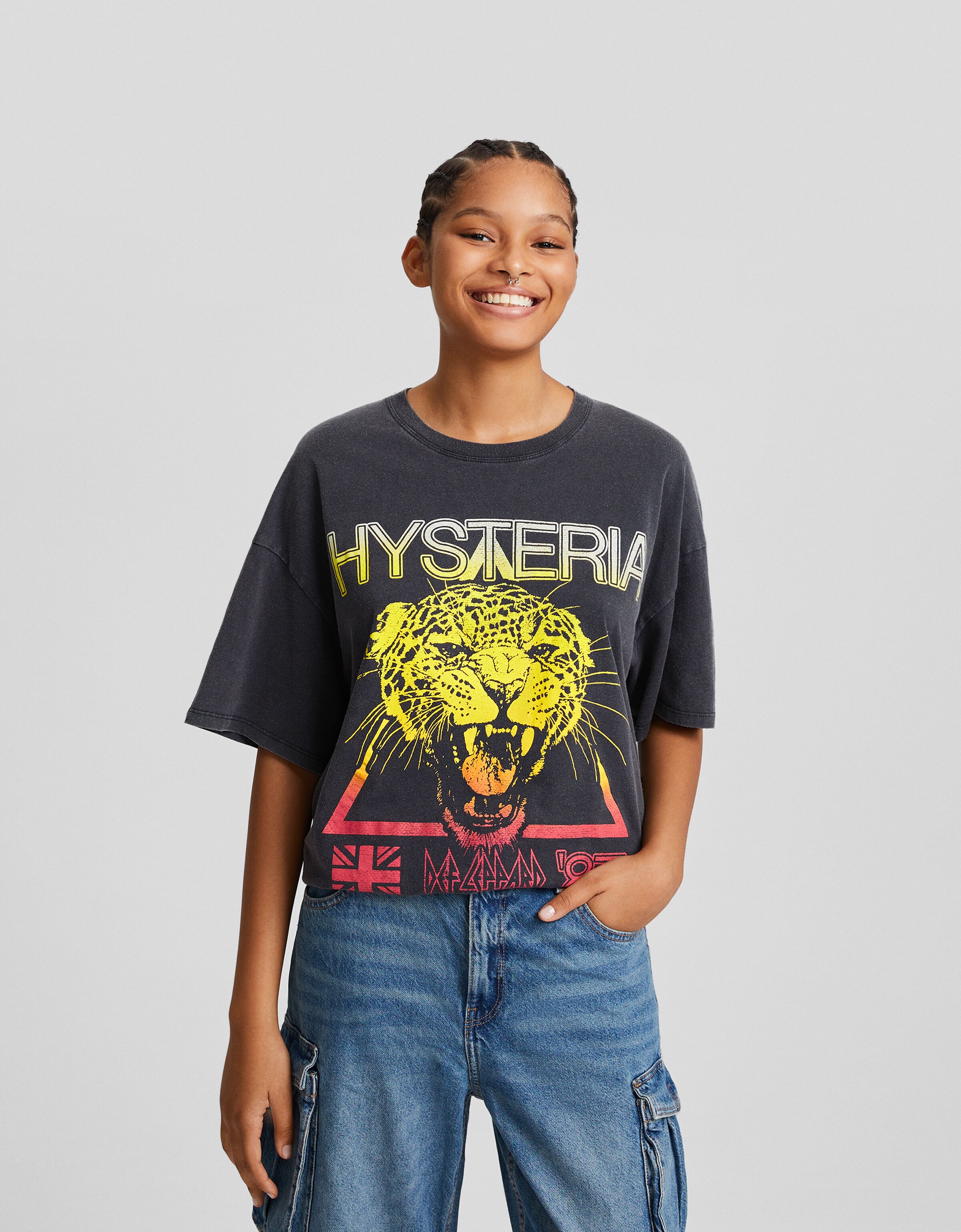 Short sleeve T-shirt with Def Leppard print - Women | Bershka