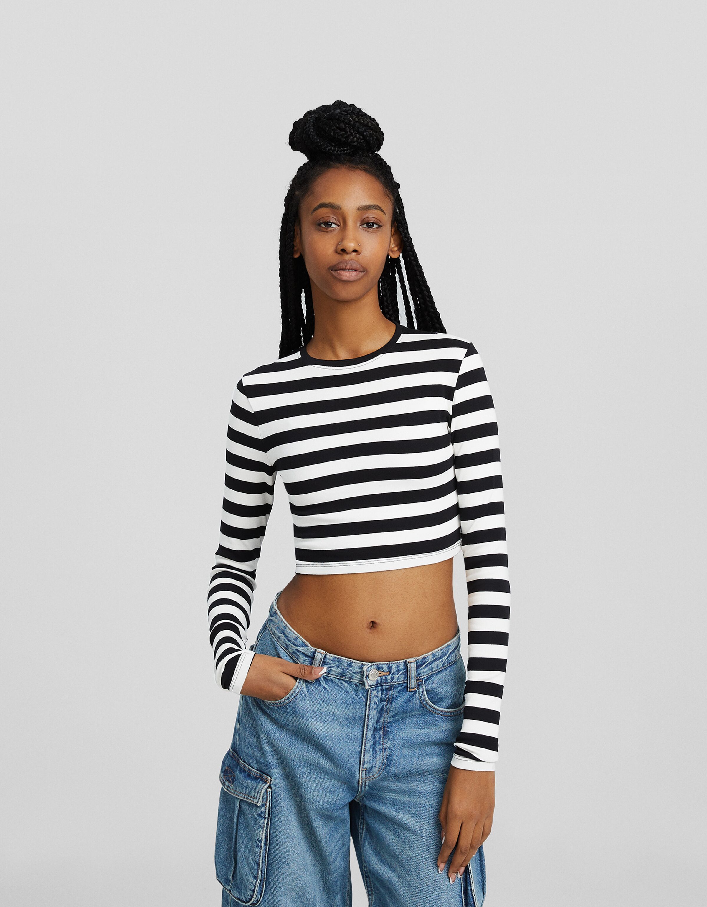 Crop top manga larga hot sale bershka