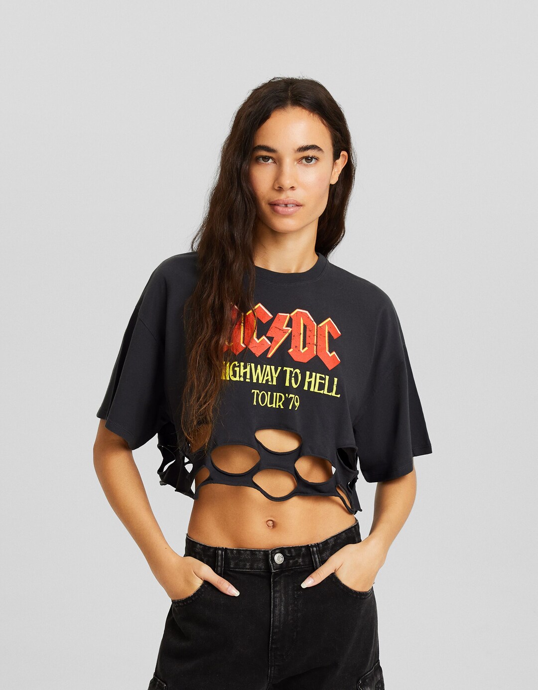 Koszulka z dziurami, krótkim rękawem i nadrukiem AC/DC