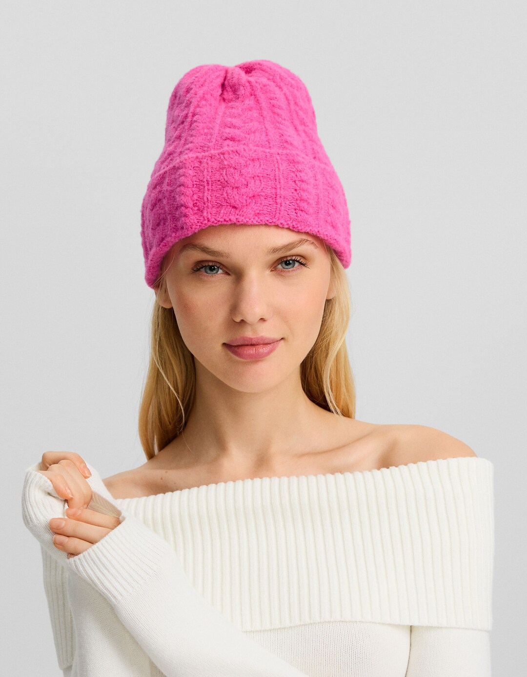 Плетена шапка с плетеници