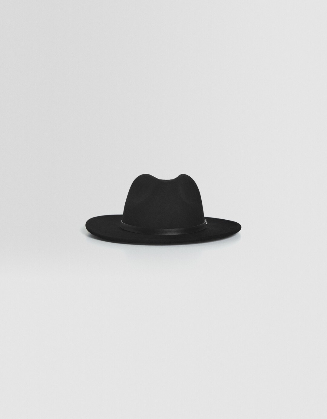 כובע פדורה דמוי עור עם עיטור מתכתי