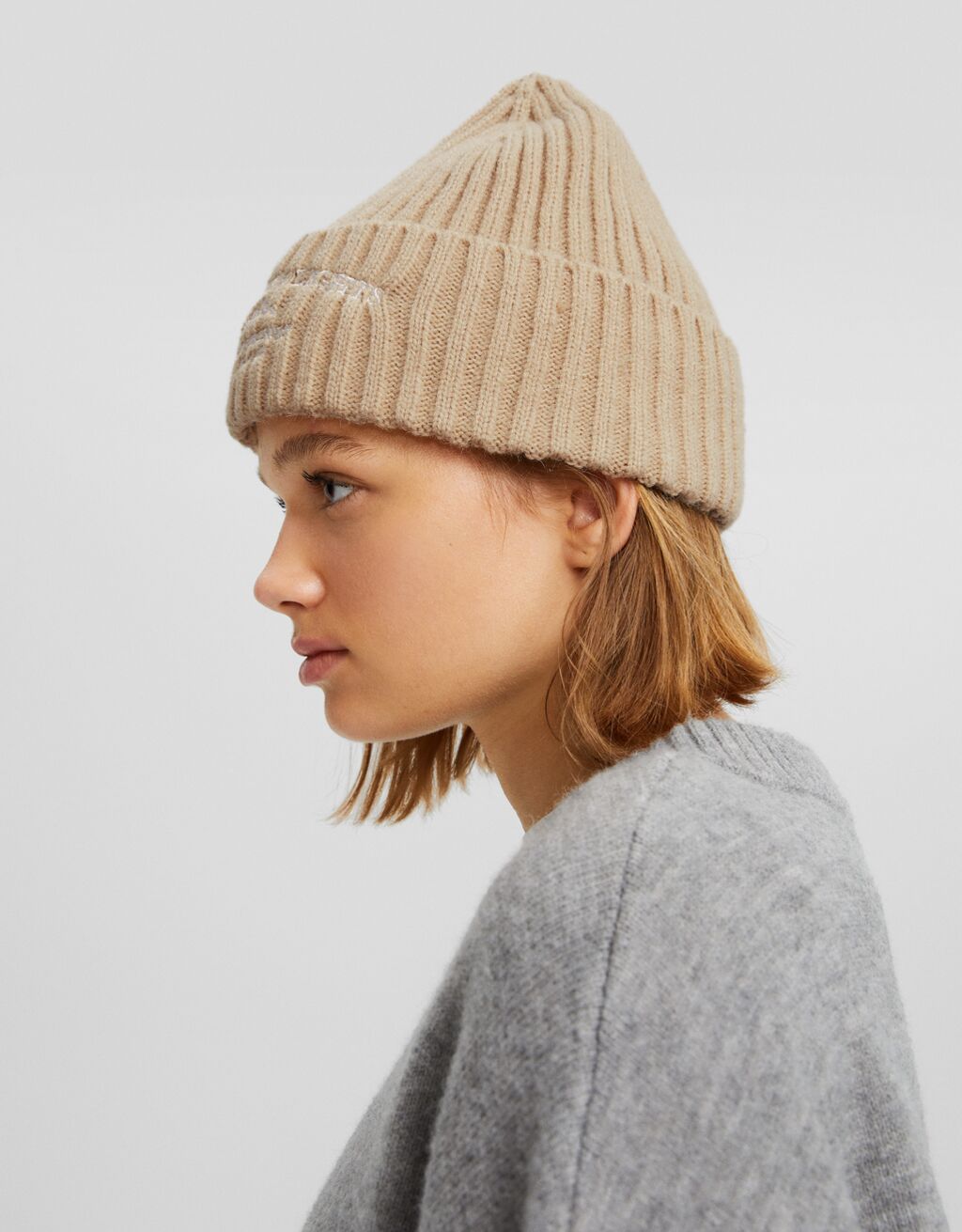 Embroidered wide-ribbed beanie - Women | Bershka