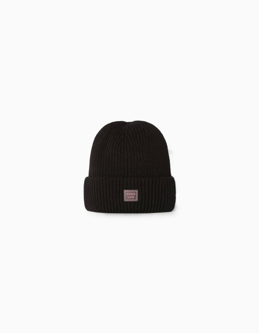 Short beanie with patch