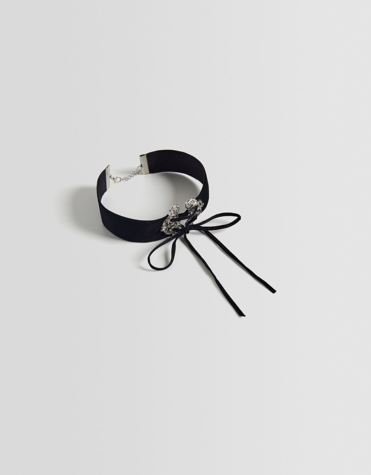 White on sale velvet choker