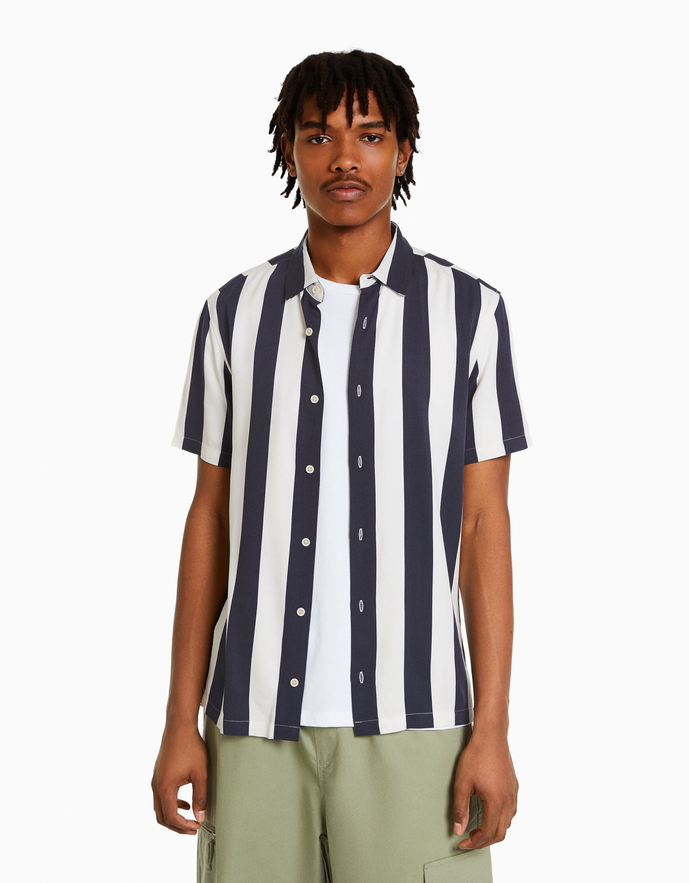 Camisa manga corta sarga rayas REBAJAS hasta 70 Hombre Bershka