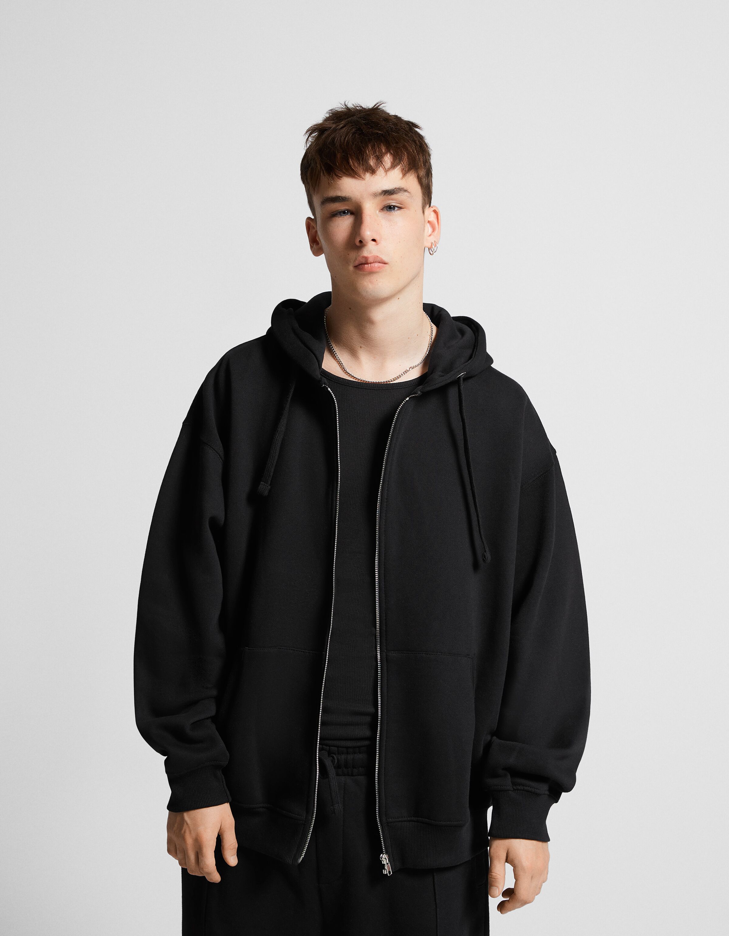 Bershka sudadera negra new arrivals