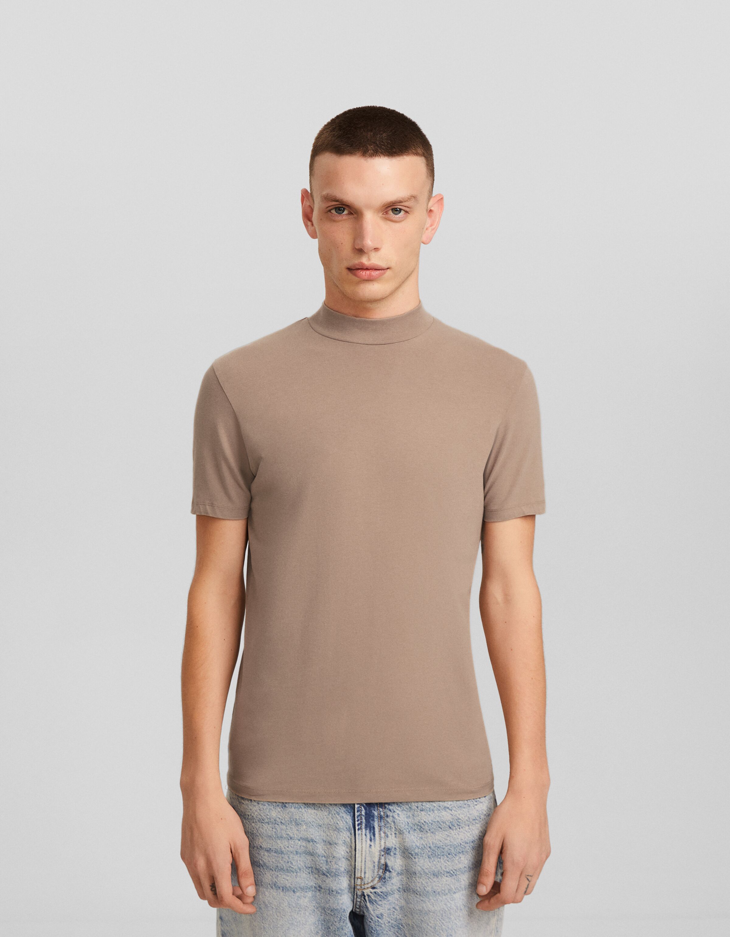 Camiseta cuello 2025 alto hombre bershka