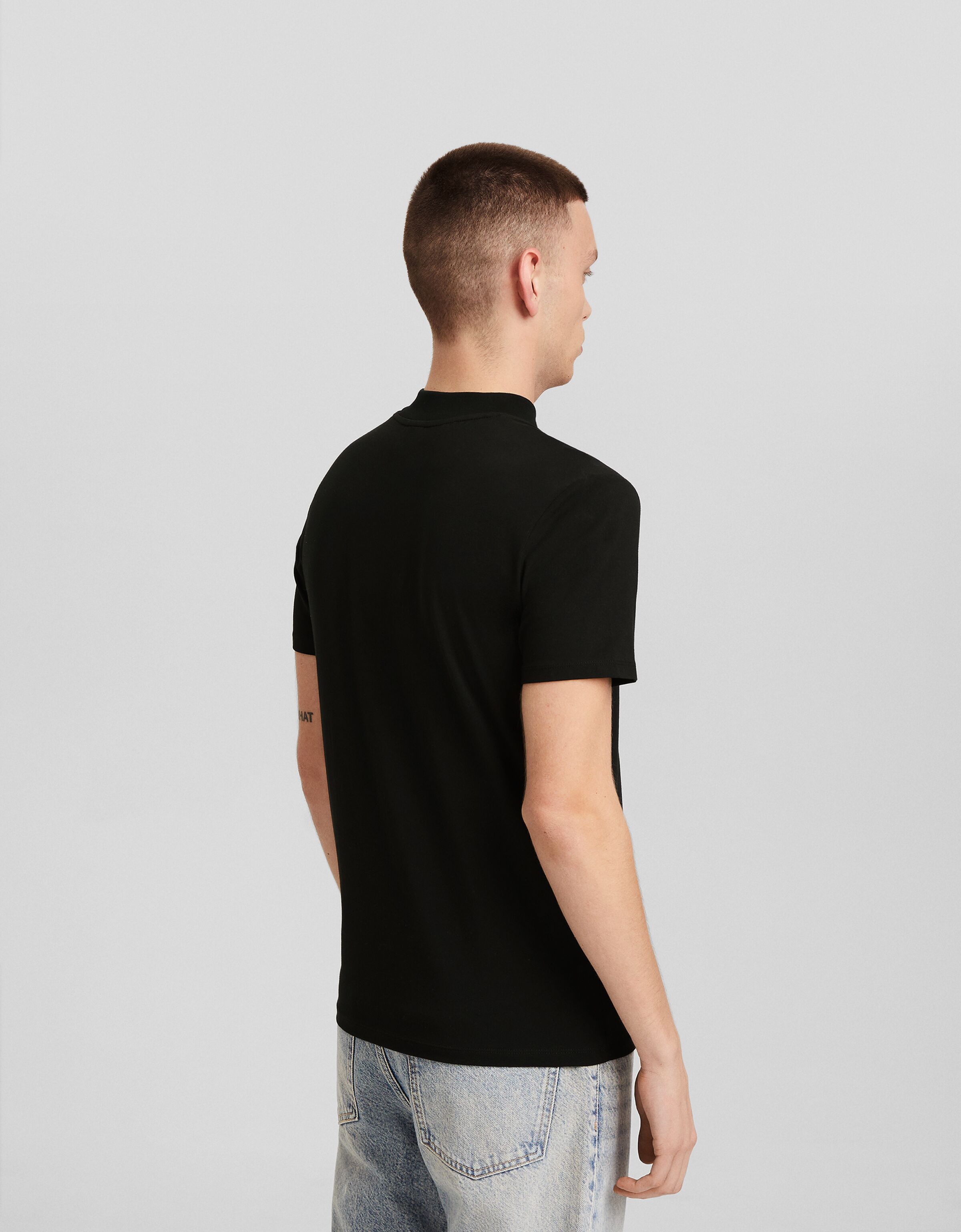 Camiseta cuello 2025 alto hombre bershka