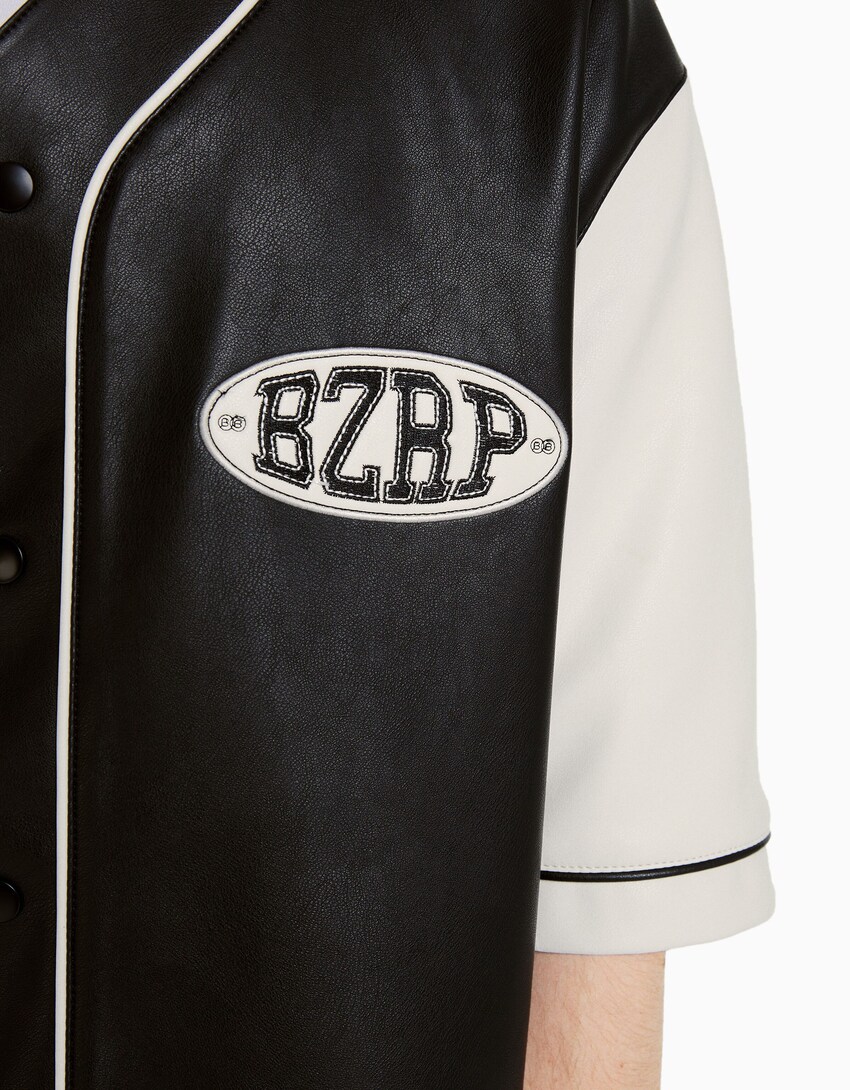 Camisa BERSHKA ft. BIZARRAP manga curta polipel-Negro-6