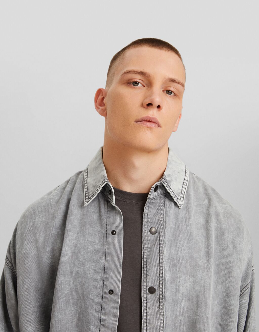 Faded effect flowing cropped overshirt with long sleeves - Men | Bershka