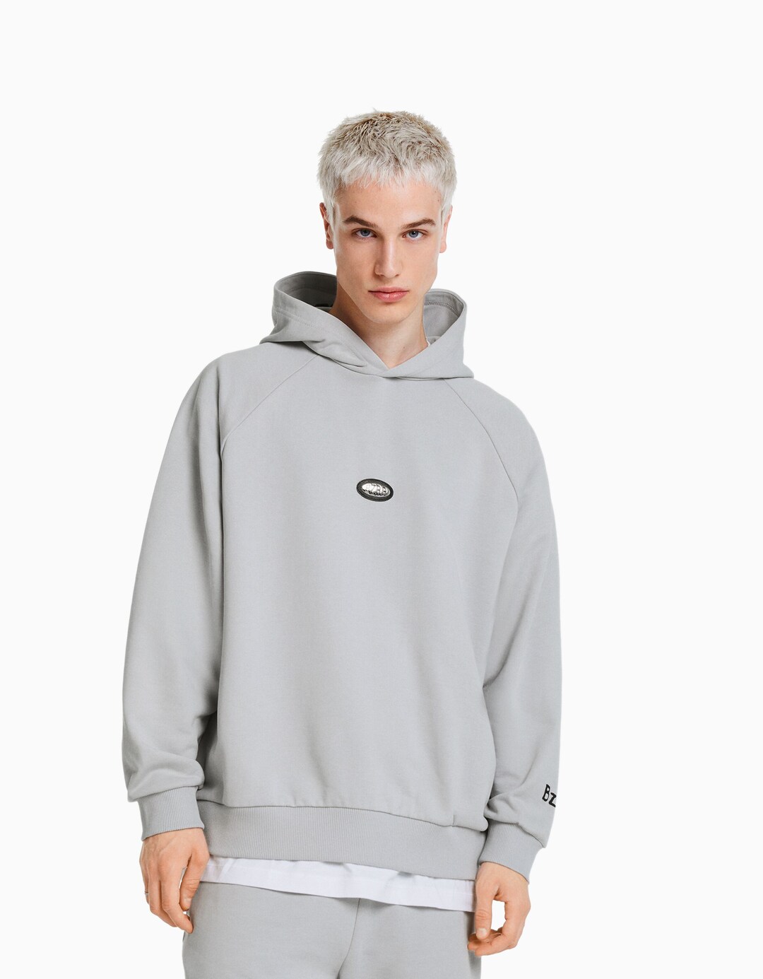 Sportska majica BERSHKA ft. BIZARRAP s kapuljačom i detaljem