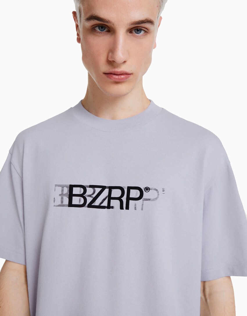 Camiseta BERSHKA ft. BIZARRAP boxy fit print - Hombre | Bershka