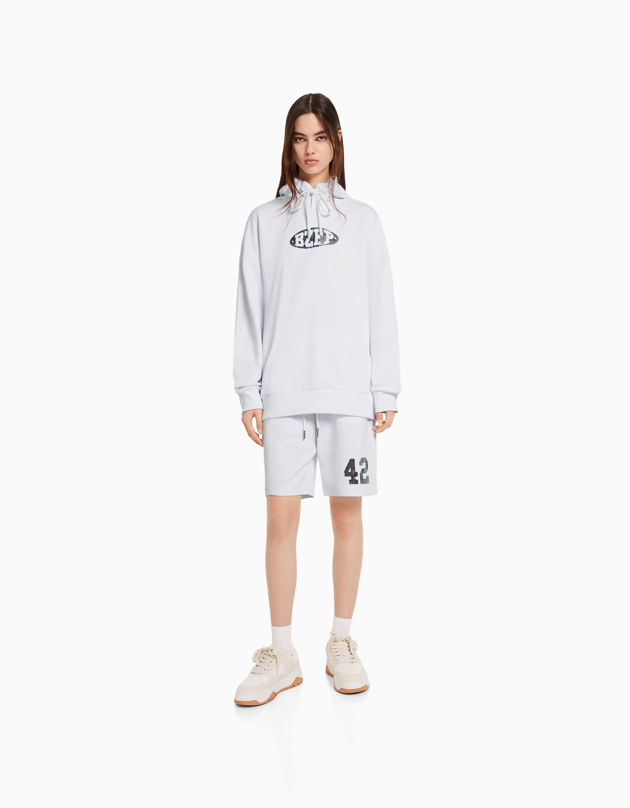 Plush BERSHKA ft. BIZARRAP print Bermuda shorts