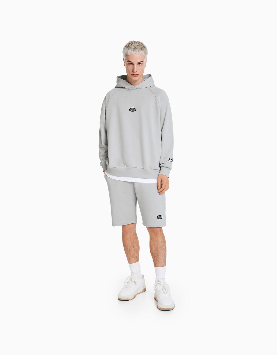 Bermude od felpe BERSHKA ft. BIZARRAP s detaljem
