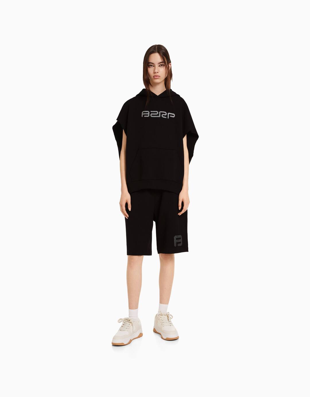 Plyysiset strassikoristeiset BERSHKA ft. BIZARRAP -bermudashortsit