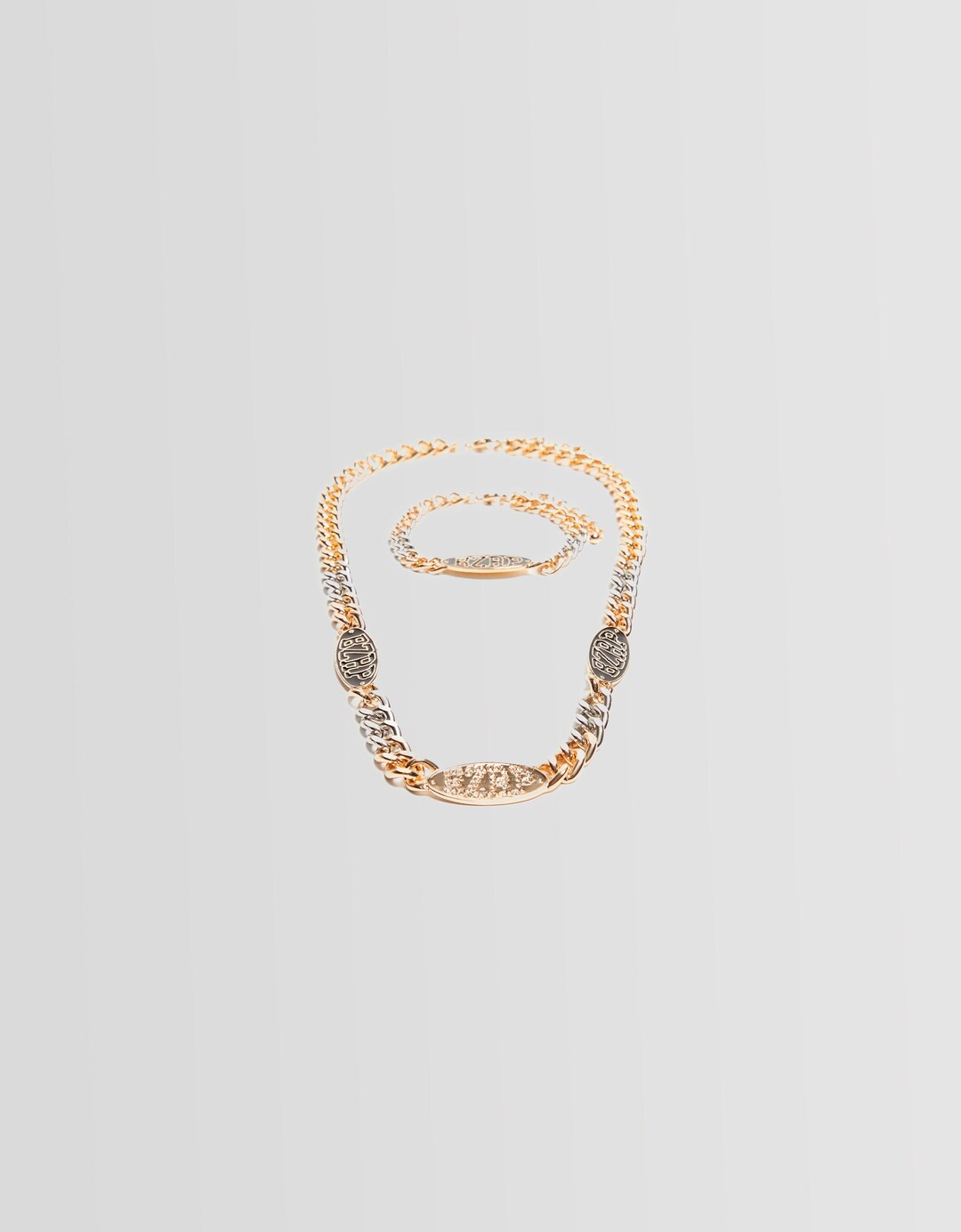 Collier et bracelet BERSHKA ft. BIZARRAP