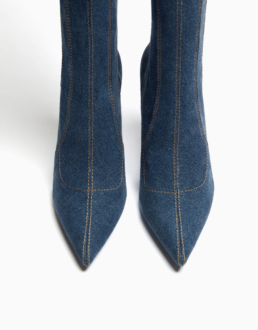 Stiefel aus Jeansstoff mit Absatz und Schaft bis über das Knie.-Ausgewaschenes Blau-2