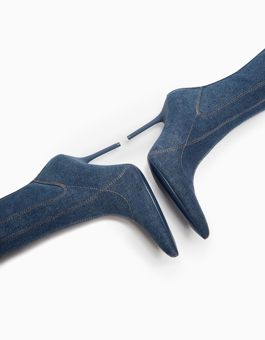 Stiefel aus Jeansstoff mit Absatz und Schaft bis über das Knie.-Ausgewaschenes Blau-1