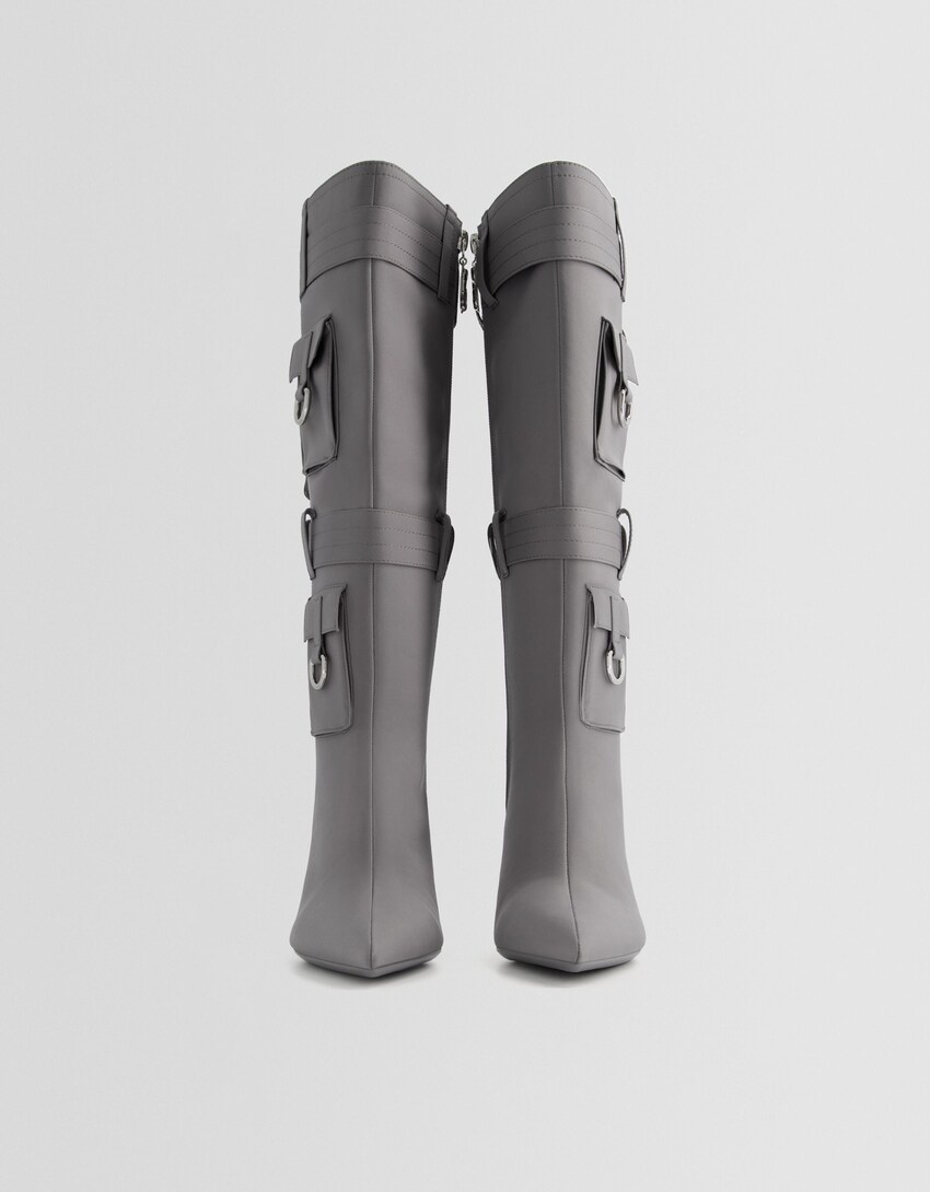 Stiefel mit Stilettoabsatz und Taschen mit Metalldetails-Grau-5