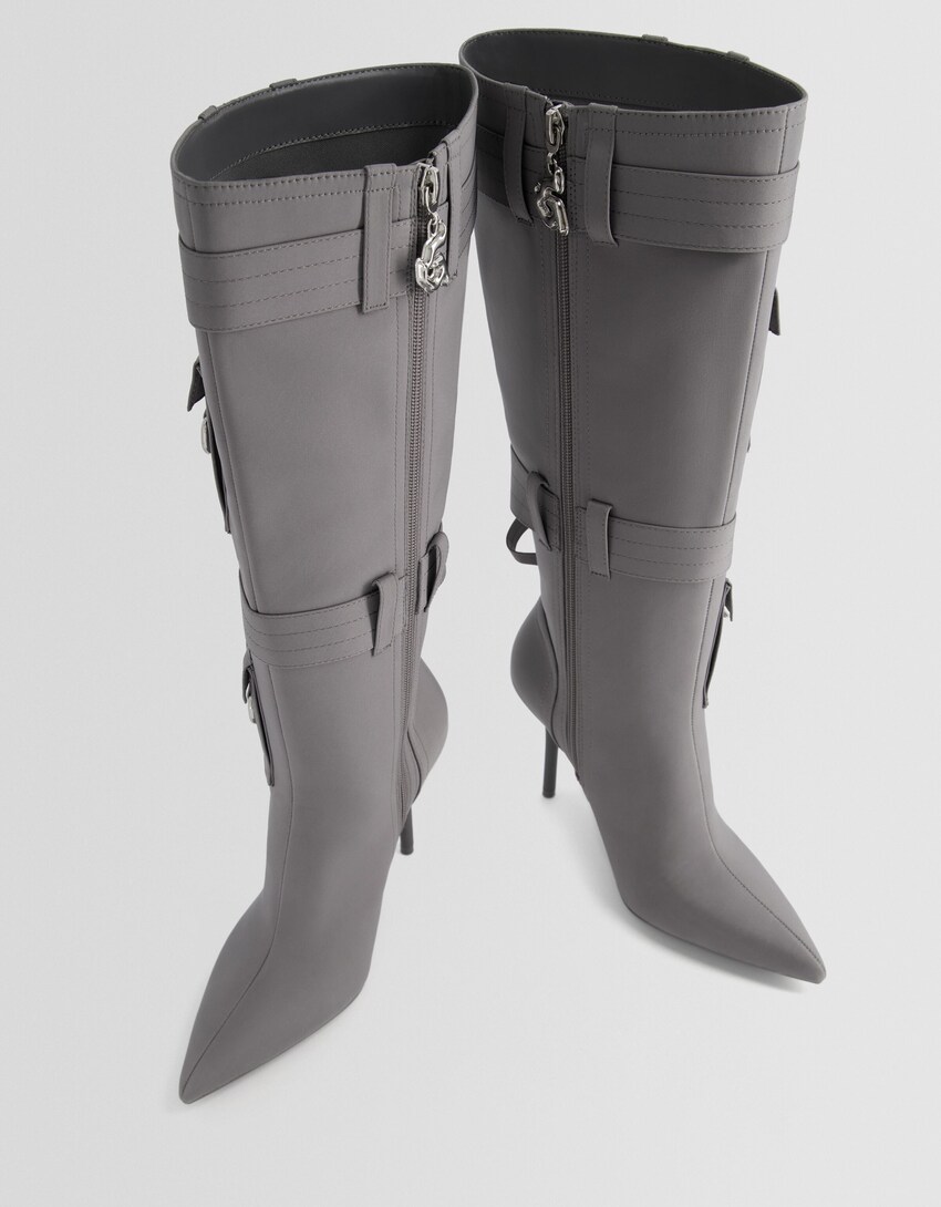 Stiefel mit Stilettoabsatz und Taschen mit Metalldetails-Grau-4