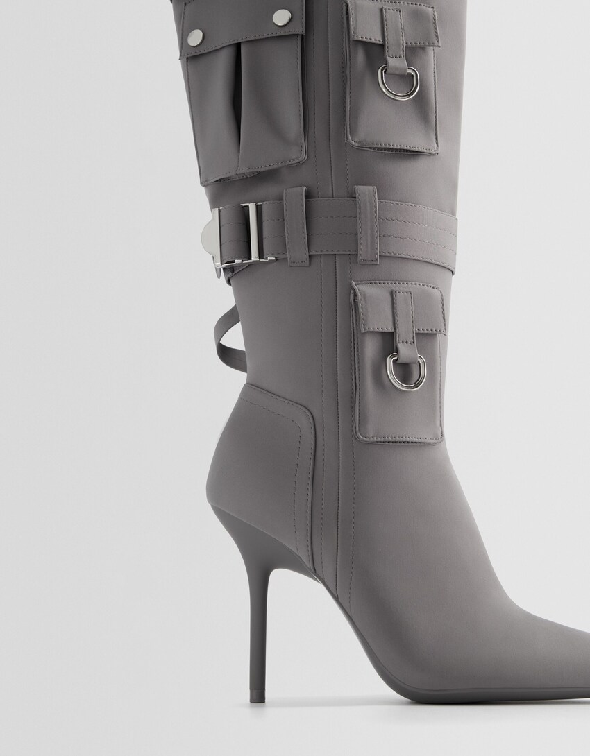 Stiefel mit Stilettoabsatz und Taschen mit Metalldetails-Grau-3